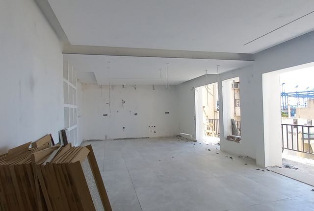 Ενιαίος χώρος διαμερίσματος μετά από ανακαίνιση και συνένωση