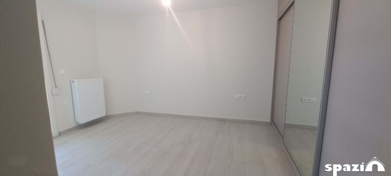 Συνεργείο τοποθετεί νέες υδραυλικές σωληνώσεις σε ανακαίνιση διαμερίσματος